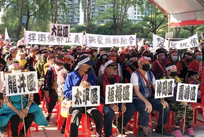 今天上午来自全台各地近500位原住民，到台中市议会陈情争取居住正义。（陈世宗摄）