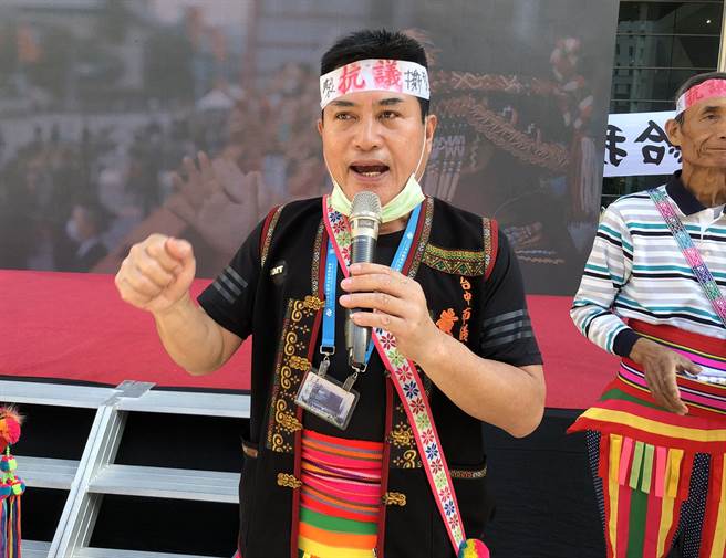 黄仁为原住民乡亲争取居住正义，并要求市府儘速相关后续作业流程，让原住民儘速住进去。（陈世宗摄）