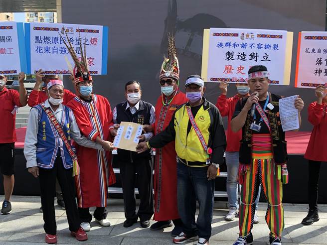 市府由原民会主委林益陆代表市长卢秀燕出面接受陈情书，并承诺依市府与慈济签订的对象配住。（陈世宗摄）