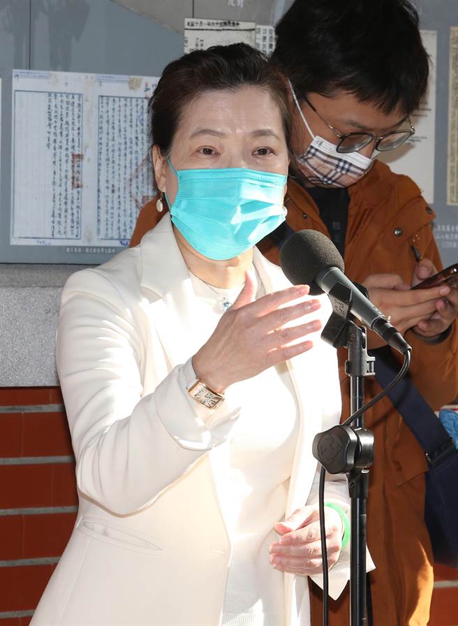 针对餐饮业涨声频传，经济部长王美花8日在立法院表示，经济部会密切注意，必要时将进行访查，找出不该涨价而涨价的不恰当行为。（姚志平摄）