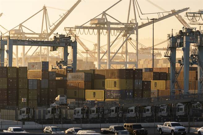 美西塞港情形不斷上演，供應鏈問題短時間難解。（圖／美聯社）