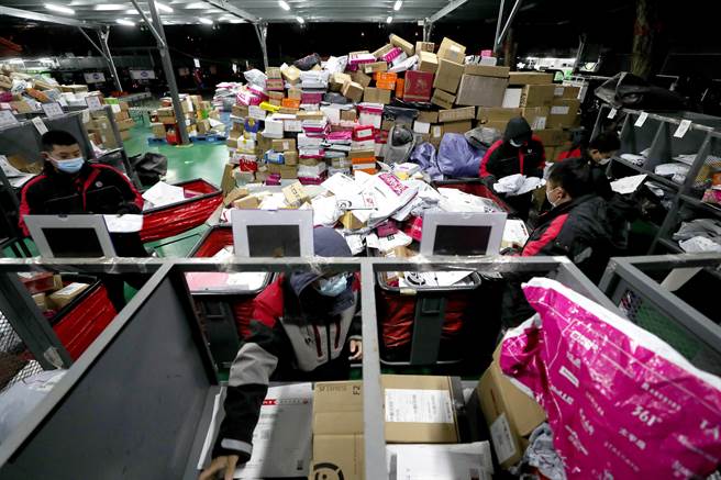 中新社8日报导，大陆国家邮政局快递大数据平台即时监测资料显示，12月8日，2021年中国快递业务量已达1000亿件，象徵中国邮政快递业发展又迈上了一个新的台阶。（中新社）