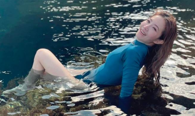 谢忻分享身穿贴身潜水服的身影让粉丝一饱眼福。（图／脸书@谢忻）