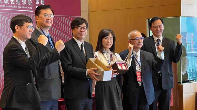 陈其迈今出席「智慧半导体及永续制造学院」启动典礼，与成功大学校长苏慧贞签署MOU。（柯宗纬摄）