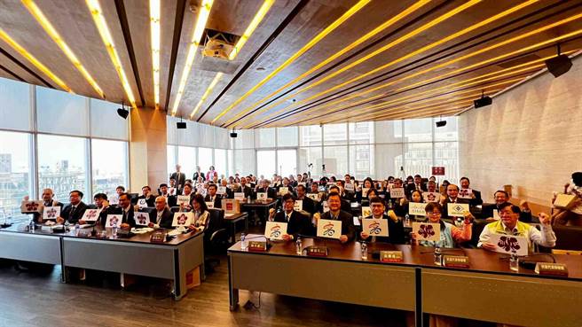 高市府今（8）日与成功大学签订合作意向书，宣布将进驻亚湾85大楼成立「智慧半导体及永续制造学院」，为台积电等15家大厂培育高阶半导体制造人才。（柯宗纬摄）