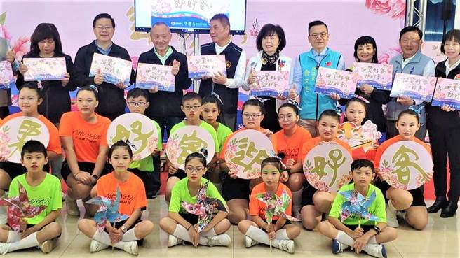 苗栗县政府为了让客语融入生活，将客家谚语辞汇置入日历上。（李京升摄）