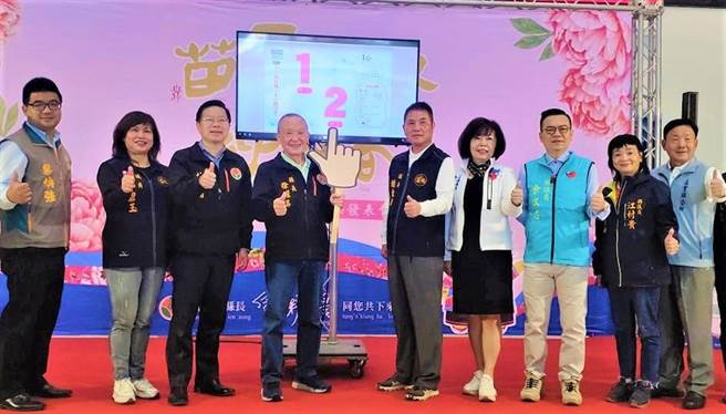 苗栗县长徐耀昌、苗栗县议会议长锺东锦共同发表客家日历。（李京升摄）