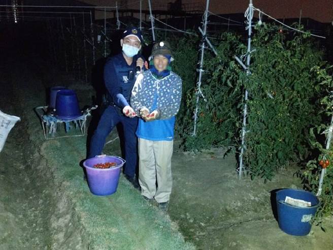 高雄市湖內警分局一甲派出所長葉玉明（左）身先士卒，於番茄採收期間，深夜執勤皆會帶著同仁加強巡邏，讓民眾足感心。（翻攝照片／林瑞益高雄傳真）