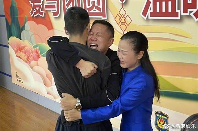 被拐卖的孙卓跟亲生父母相认后，表明仍要留在养父母这边。(翻摄自新浪娱乐微博)