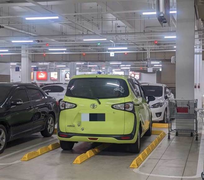 好市多出现奇葩三宝，把车停在手推车专用区里，车子还停得很正。(翻摄自 Costco好市多 商品经验老实说FB)
