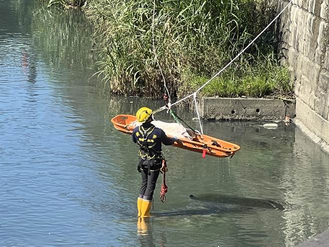 永和瓦磘沟无头、无四肢尸体为男性　切口处整齐不排除为分尸案（王扬杰摄）