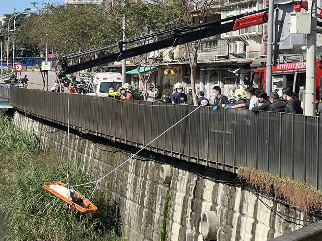 永和瓦磘沟无头、无四肢尸体为男性　切口处整齐不排除为分尸案（王扬杰摄）