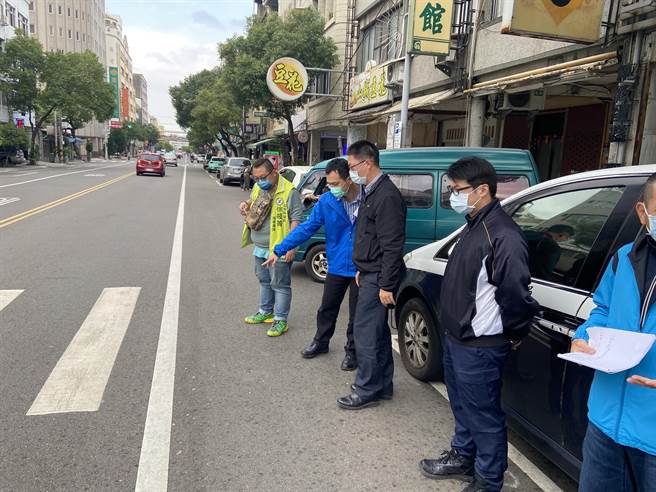 苗栗縣警察局，發現北苗市場前中華路枕木紋行人穿越道線不合常規，主動邀集會勘建議改善。（苗栗縣警察局提供／李京昇苗栗傳真）