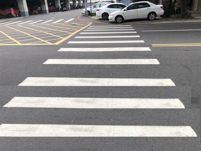 苗栗市中華路北苗市場前的枕木紋行人穿越道線，只畫設至路邊邊線。（苗栗縣警察局提供／李京昇苗栗傳真）