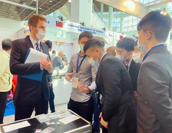 龙华学子向外籍评审用英文解说介绍作品。(龙华科大提供／李侑珊台北传真)