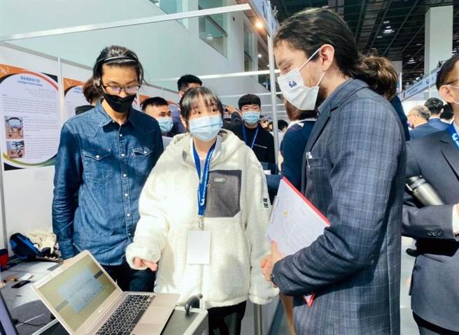 龙华学子向外籍评审用英文解说介绍作品。(龙华科大提供／李侑珊台北传真)