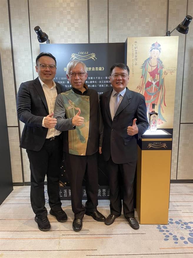 墨海樓再次受邀與台酒、國美館與史博館合作推出Omar PX 雪莉桶大師藝術聯名款「祈福、感恩」系列。（左）墨海樓創辦人葉國新、（中）國美舘長梁永斐、（右）台菸酒公司董事長丁彥哲。 （照片墨海樓提供）