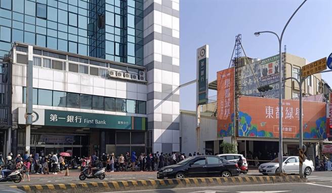 台南有新建案开卖预设屋，现场大排长龙。（曹婷婷摄）