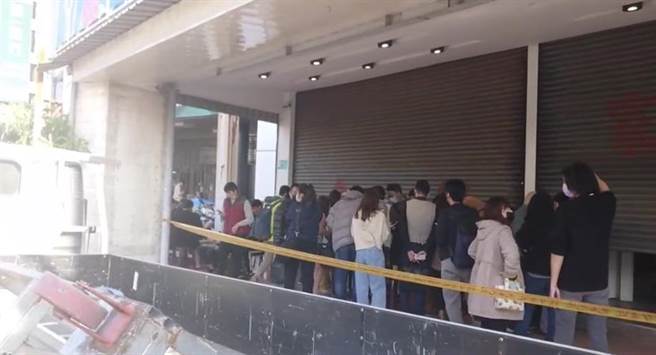 台南有新建案开卖预设屋，现场大排长龙。（曹婷婷摄）