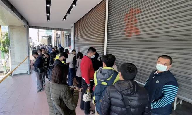 有建商在台南市推新案，竟出现排队抢房的现象。（洪荣志摄）