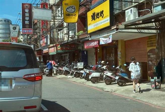 新竹县新丰乡台一线明新科技大学至新丰火车站路段，人行道长期遭到占用，行人只能走在道路边缘。（庄旻静摄）