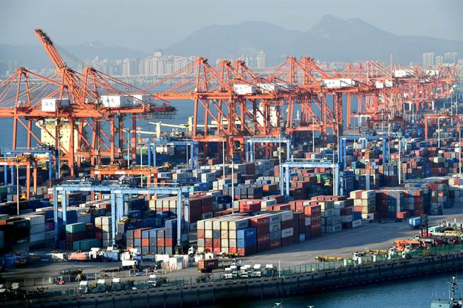 立陶宛因涉台争议与中国大陆交恶，日前传出大陆的海关电子系统已删除立陶宛，导致立陶宛出口至中国的货物在中国海关无法报关、通关，被卡在中国的港口动弹不得。图为厦门港海天码头。（中新社）