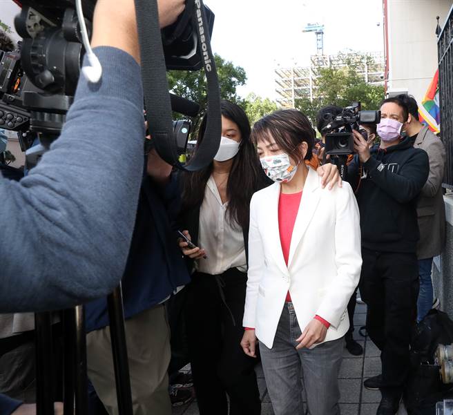 民進黨立委范雲（見圖）繼捲入「3+11」爭議後，又被爆出曾與施暴民進黨立委高嘉瑜的林秉樞聚餐。范雲8日受訪時回應和林秉樞飯局同框的始末，並表示自己才是小粉紅和網軍的受害者。（劉宗龍攝）