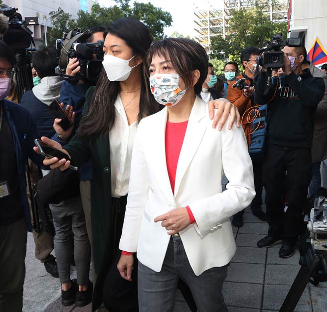 民進黨立委范雲（見圖）繼捲入「3+11」爭議後，又被爆出曾與施暴民進黨立委高嘉瑜的林秉樞聚餐。范雲8日受訪時回應和林秉樞飯局同框的始末，並表示自己才是小粉紅和網軍的受害者。（劉宗龍攝）