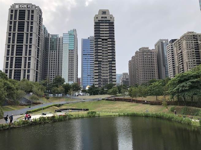 位于台中秋红谷旁的住宅、办公大楼林立。图／刘朱松