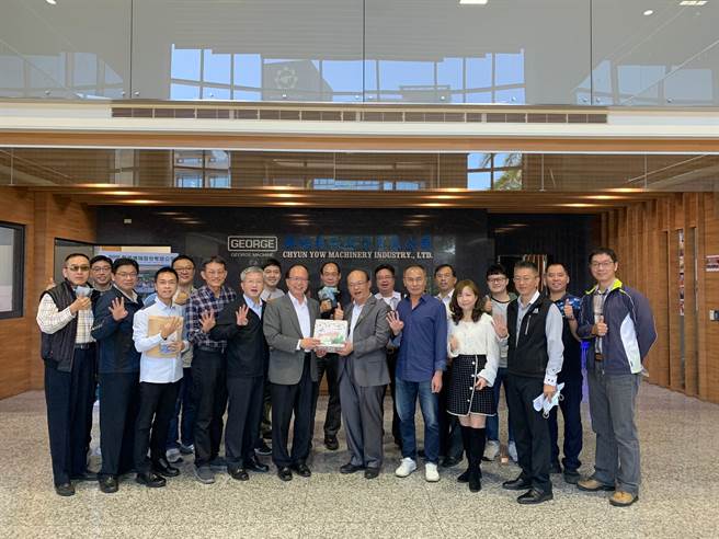 第四分局採走動式開會，前往群祐精密機械股份有限公司舉行。（警方提供）