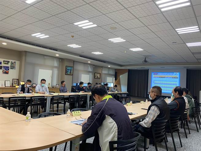 第四分局採走動式開會，前往群祐精密機械股份有限公司舉行。（警方提供）