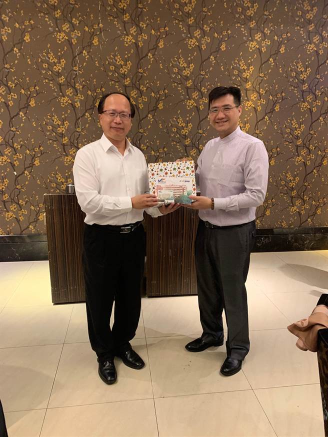 第四分局採走動式開會，前往群祐精密機械股份有限公司舉行。（警方提供）