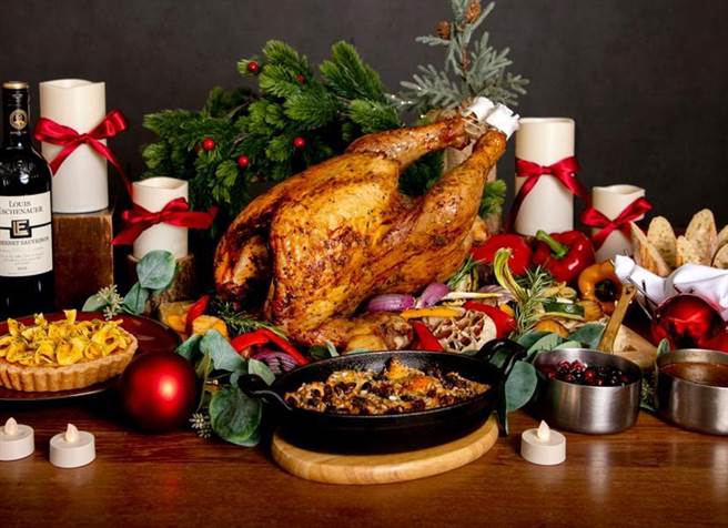 抢耶诞商机，慕轩饭店推出火鸡礼篮每组3980元，提供Home Party聚会选择。图／慕轩饭店提供