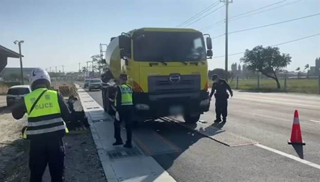 台南市麻豆区大型车交通事故频繁，台南市警察局麻豆分局联合台南市交通警察大队祭出「活动地磅」，针对大型车辆频繁出现路段加强执法。（读者提供／刘秀芬台南传真）