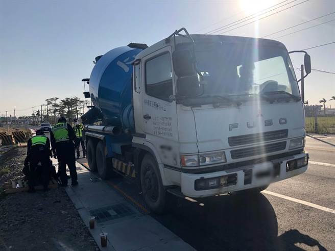 台南市麻豆区大型车交通事故频繁，台南市警察局麻豆分局联合台南市交通警察大队祭出「活动地磅」，针对大型车辆频繁出现路段加强执法。（读者提供／刘秀芬台南传真）