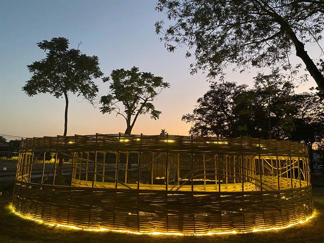 新营「围绕蔗时光」竹编作品试灯，绝美画面吸睛。（台南市政府都发局提供／张毓翎台南传真）