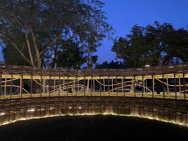 新营「围绕蔗时光」竹编作品设置灯光，夜晚有不一样的风采。（台南市政府都发局提供／张毓翎台南传真）