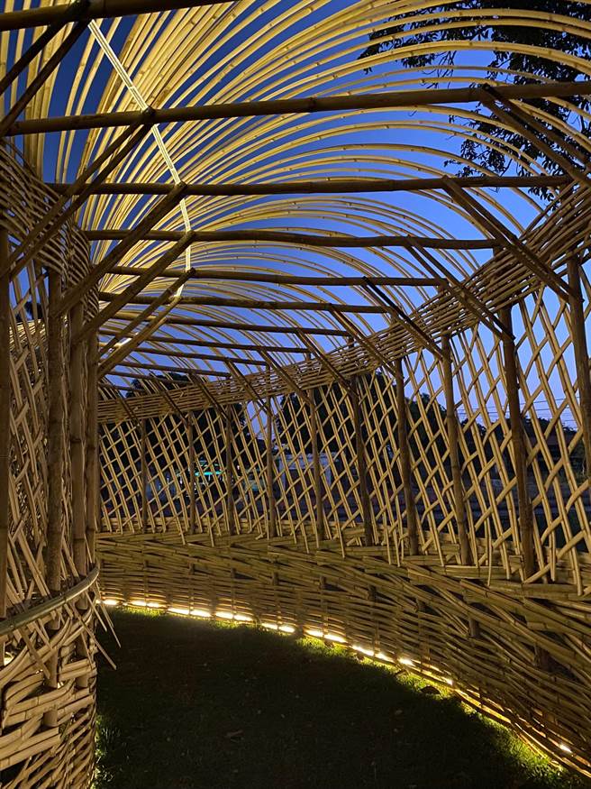 新营「围绕蔗时光」竹编作品设置灯光，夜晚有不一样的风采。（台南市政府都发局提供／张毓翎台南传真）