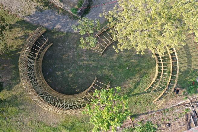 从空拍照来看，隧道2个半圆呈现「S」形状，呼应「新营」和「糖业」的英文。（台南市政府都发局提供／张毓翎台南传真）