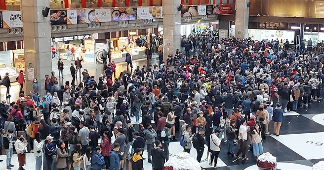 疫情指揮中心於台北車站大廳西側迴廊設接種站，人潮仍十分踴躍。（圖／記者趙雙傑攝影）
