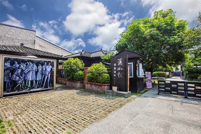 萧如松艺术园区6百多坪私有地，文化局希望购买一劳永逸，左为萧如松「学生群像」的复制画作。（罗浚滨摄）