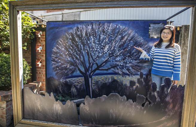 文化局长李安妤指萧如松「发光树」等复制画作可展览，将积极寻找萧的独子萧正竹授权原始画作。（罗浚滨摄）