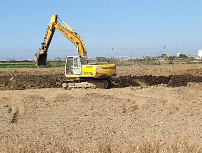 民眾见该处农地正在掩埋奇怪黑土，又飘出臭味，决定向环保局检举。（嘉义县政府提供∕吕妍庭嘉义传真）