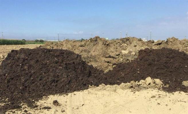 嘉义县义竹乡一处农地被民眾检举掩埋散发臭味的不明黑色土方，嘉县环保局会同警方稽查，怀疑业者提供的有机肥是半成品。（嘉义县政府提供∕吕妍庭嘉义传真）