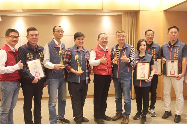 新北市长侯友宜颁奖表扬8名里长，感谢在基层默默推动动物保护。(陈慰慈摄)