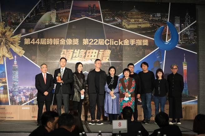 (左一)中国时报董事长王丰、(右一)评审主席常一飞为获奖者颁奖。(图／时报奬执委会提供)