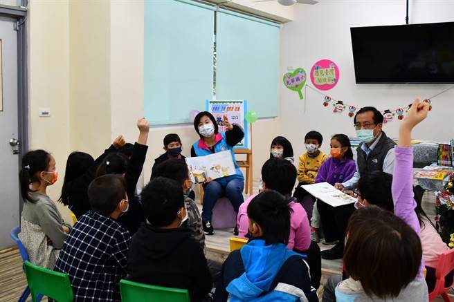 响应台湾阅读节，花莲县吉安乡长游淑贞日前联手光华国小校长张世璇，直播说故事，2人生动活泼的肢体动作，搭上抑扬顿挫的声音，逗得现场及线上观看的民眾哈哈大笑。（吉安乡公所提供／罗亦晽花莲传真）