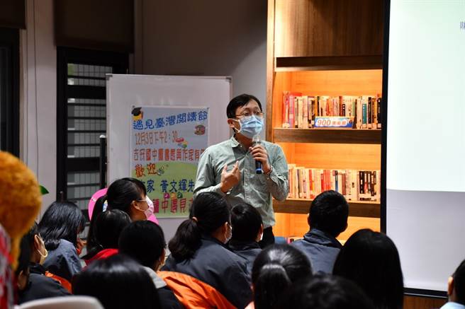花莲吉安乡立图书馆响应台湾阅读节，办理系列活动，日前邀请深耕花莲的儿童文学作家黄文辉，现身和学生畅谈自己生命故事与写作灵感，激发学生们的写作兴趣。（吉安乡公所提供／罗亦晽花莲传真）
