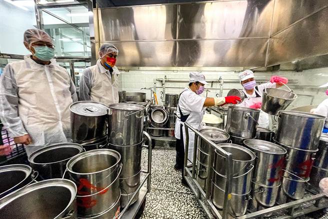 上月23日宜兰县发生86名师生食物中毒事件，宜兰县政府为确保学生健康，前往各团膳业者联合稽查及抽验。（本报资料照片）