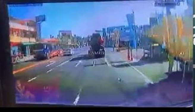 导致整条电缆线垂挂在路上，但无奈的是当时对向混泥土车司机遭误会是他造成，还被放在脸书上公审，8日他出面喊冤，也拿出行车纪录器还原。(警方提供／吴建辉彰化传真)